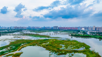 湖北武汉府河水位上涨傍晚时分