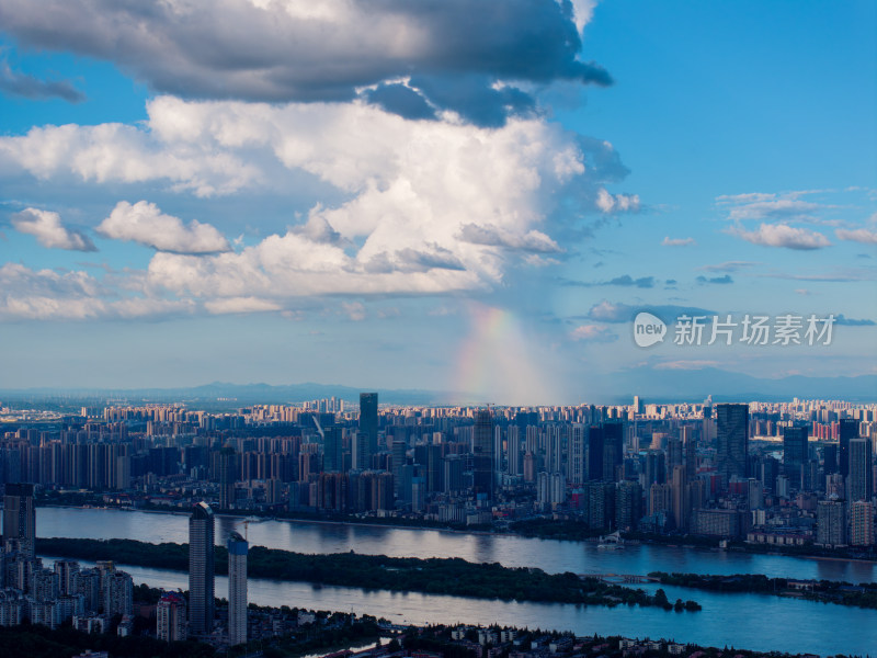 长沙城市上空现彩虹的全景俯瞰图