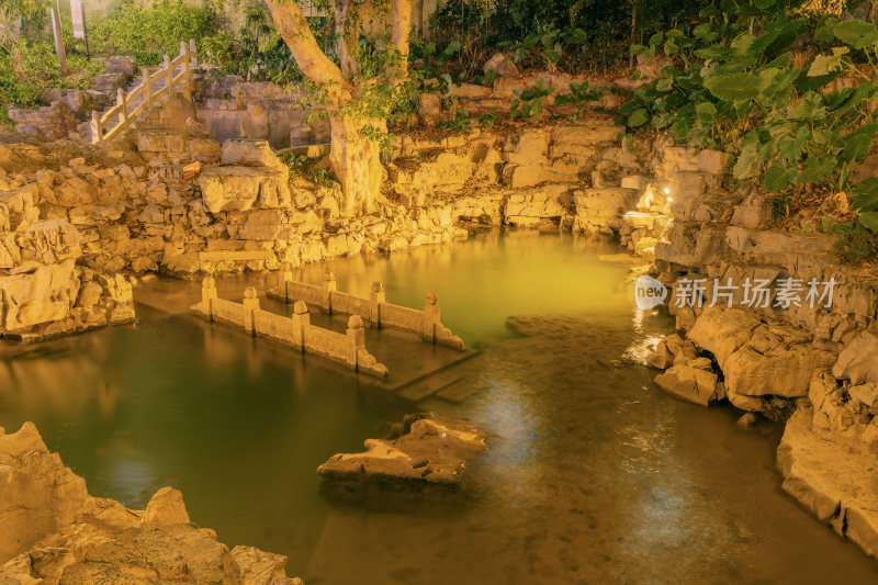 广西柳州赵家井-一半淹没在井水里的石桥