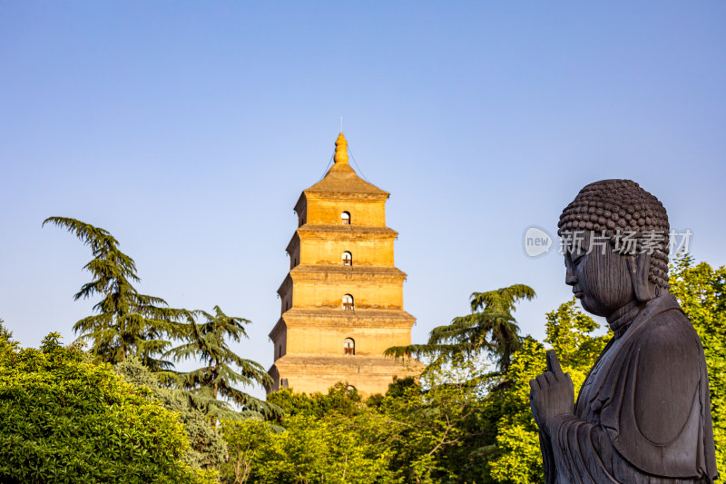 西安大雁塔大慈恩寺遗址公园释迦牟尼像景观