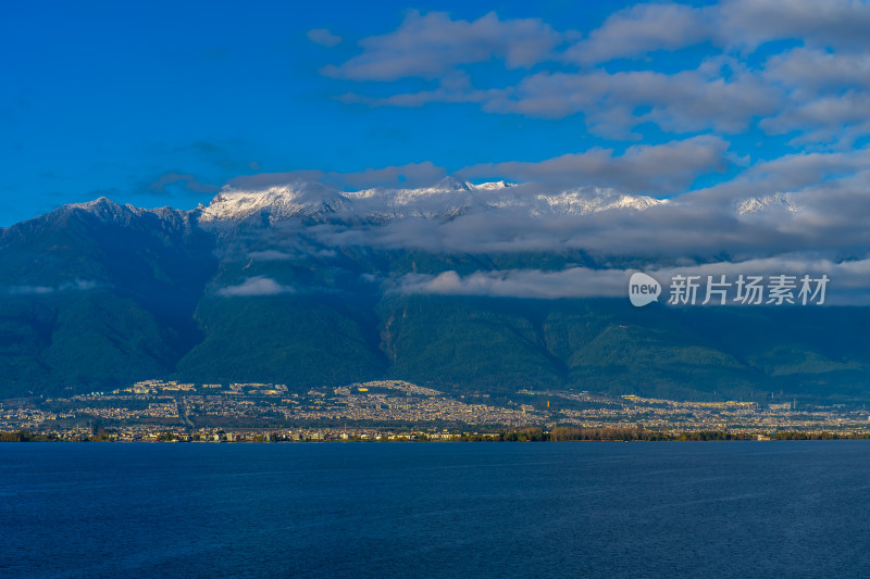 大理洱海 苍山 雪山下的城市与水域风光