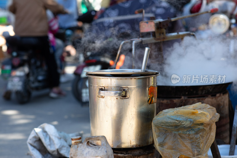 集市上售卖饸烙面的小摊位