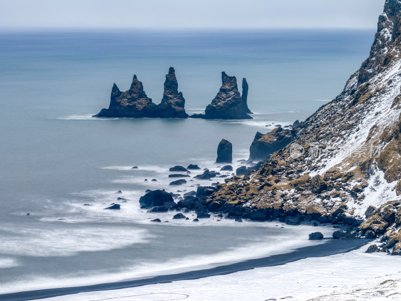 冰岛北极圈维克小镇黑沙滩岩石奇观雪景航拍