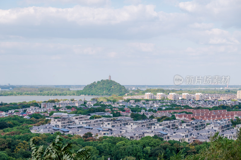 晴朗的午后，镇江北固山上眺望长江风景