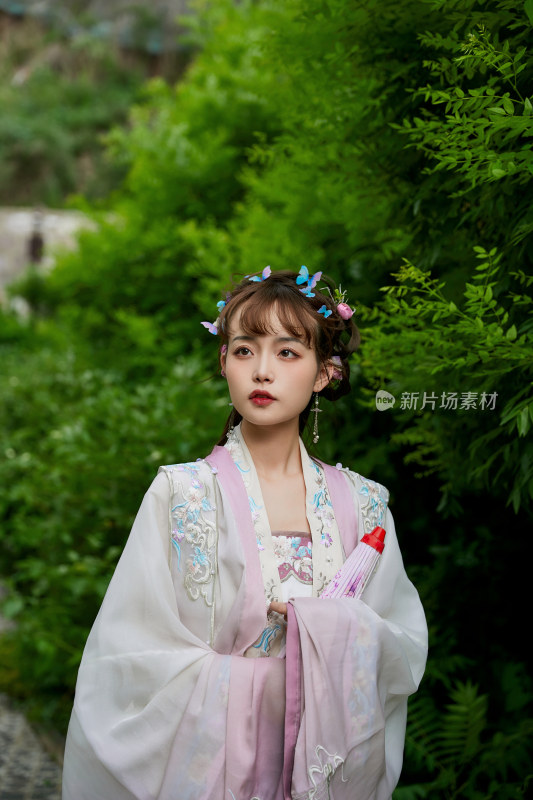 穿古装汉服手持工艺伞的东方美少女