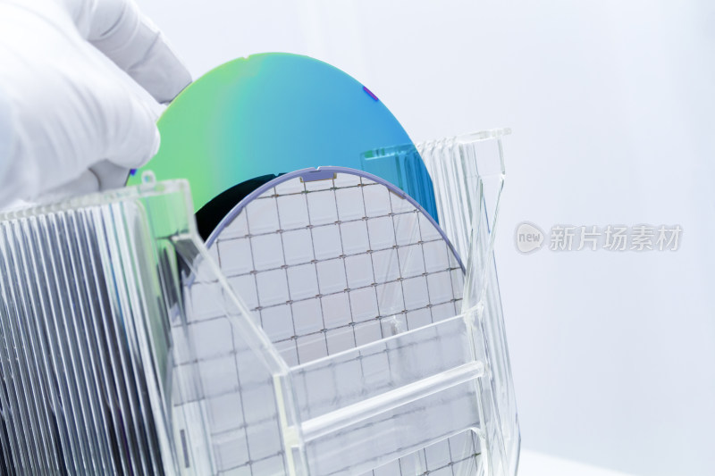 戴手套操作晶圆芯片