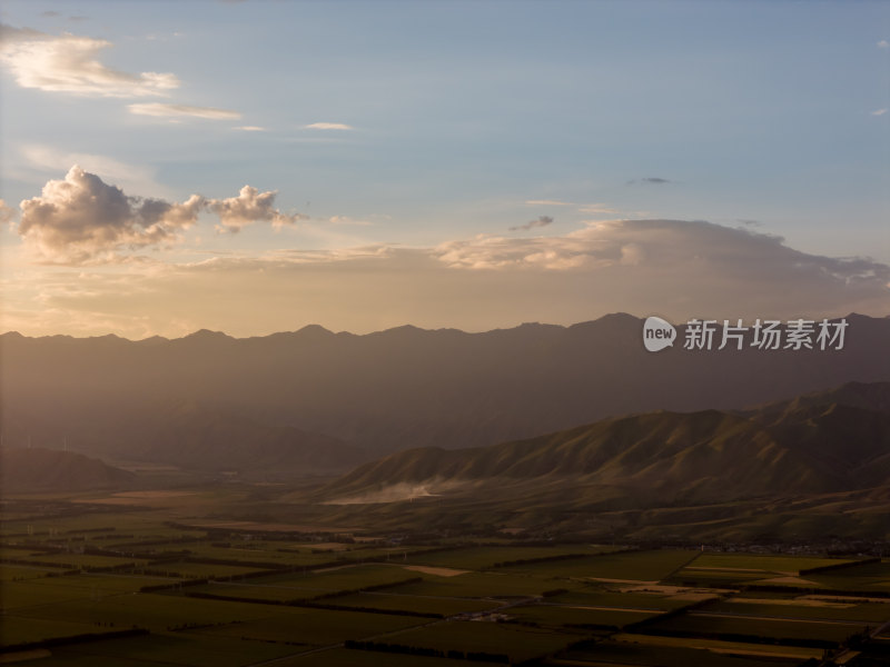 新疆那拉提景区草原森林山脉落日