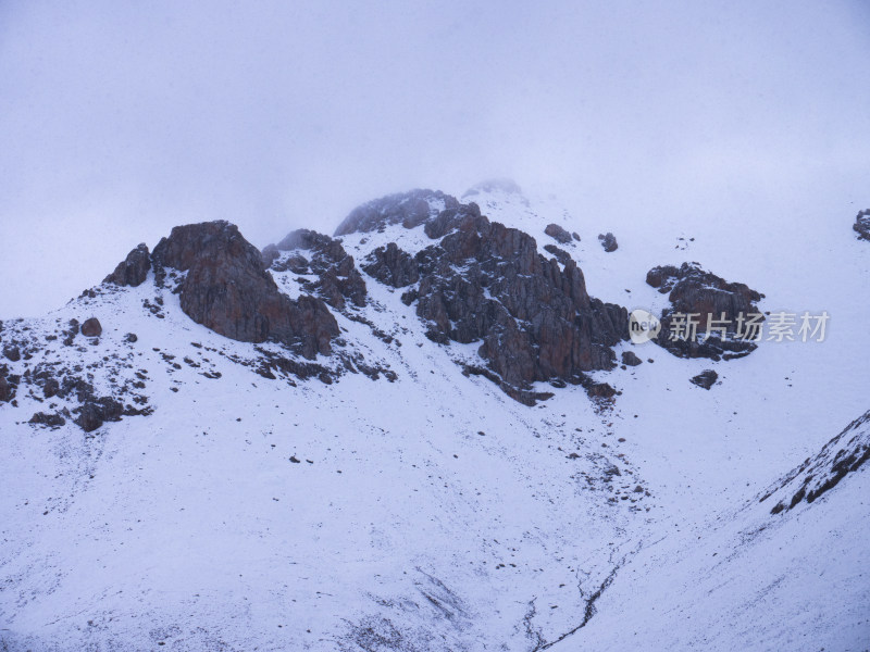 青海雪山迷雾