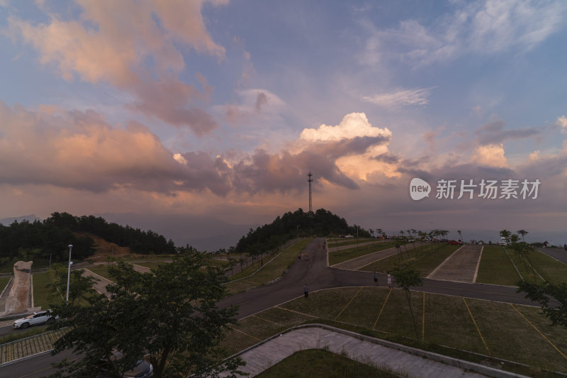 日落时分的户外停车场全景