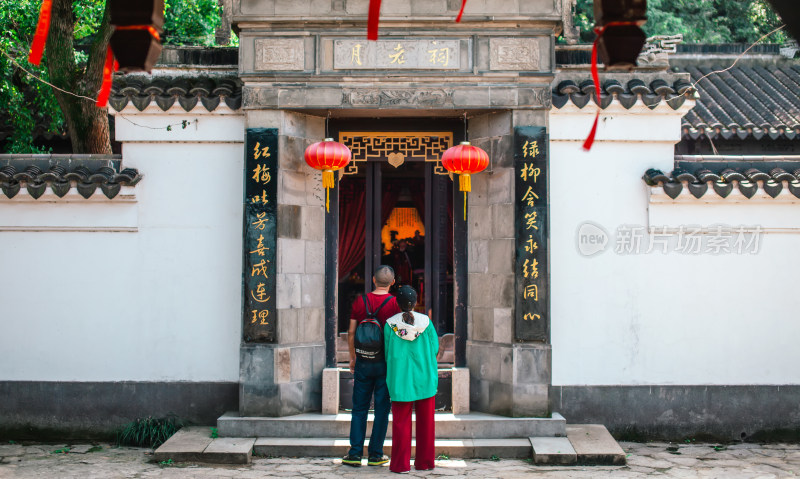 一对情侣站在无锡太湖三山岛月老祠前