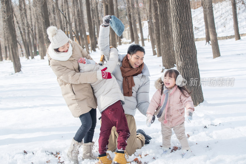 快乐的一家人在雪地里玩耍