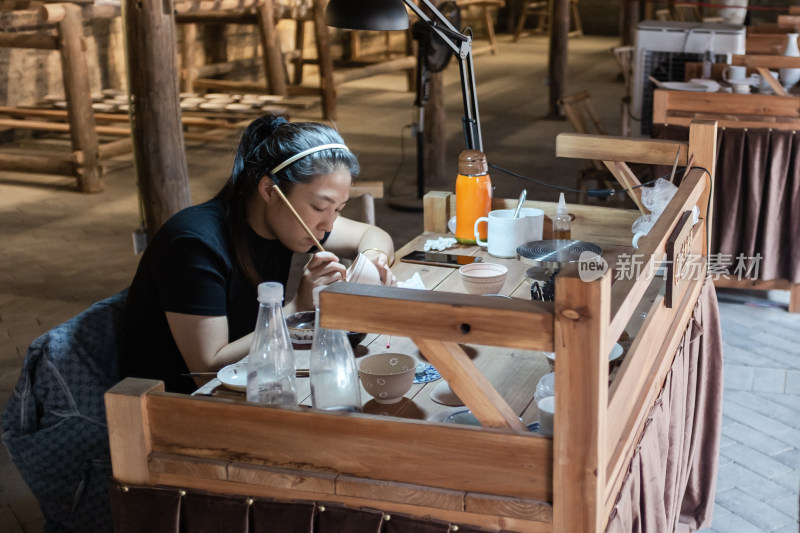 江西景德镇 陶瓷制作者正在坯胎上绘制青花