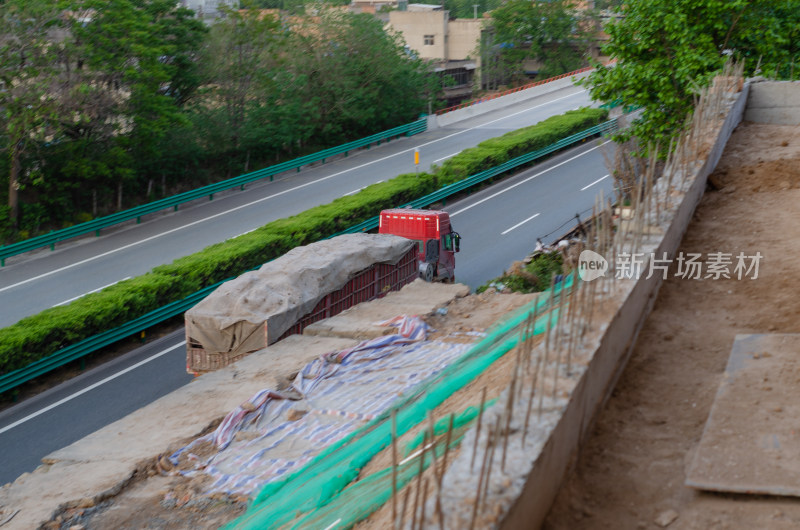 公路旁的货车与施工场景