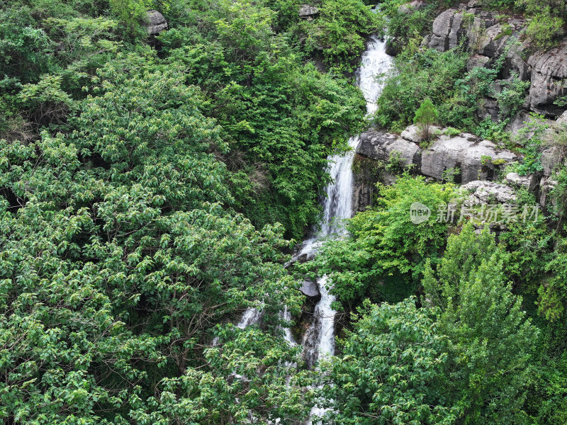 山东枣庄山亭区群山之中的飞瀑流泉美景