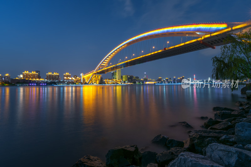 上海卢浦大桥夜景城市桥梁风光