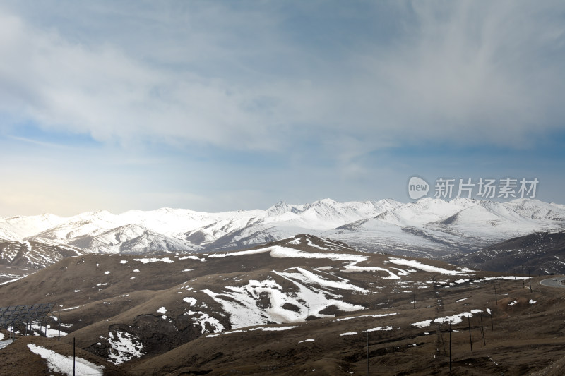 青海西宁拉脊山垭口雪山蓝天远景全景自然