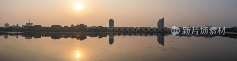 城市湖畔日落倒影景观