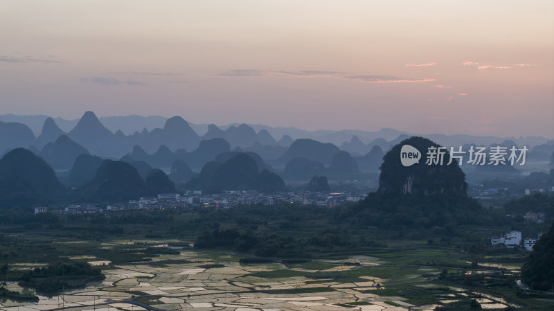 桂林阳朔喀斯特地貌水墨画山水画