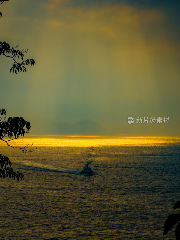 日落时海景映衬着戏剧性的天空