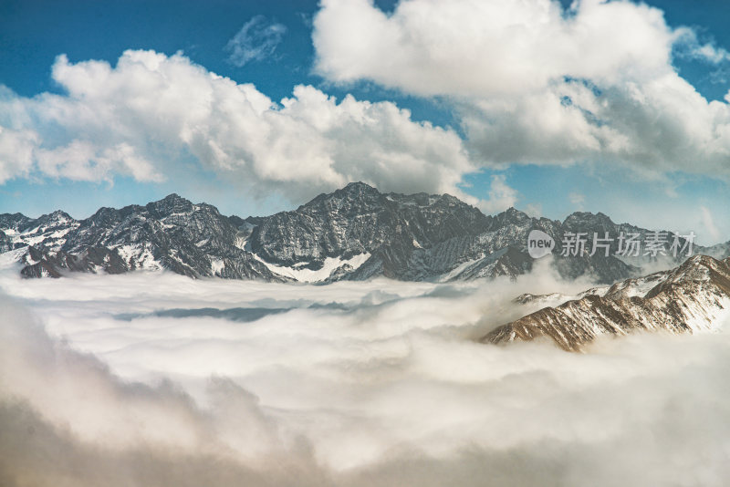 云海之上的雪山胜景