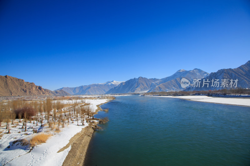 中国西藏冬季拉萨河雪景及拉萨河大桥