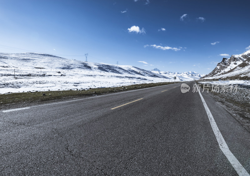 雪山旁的公路风景