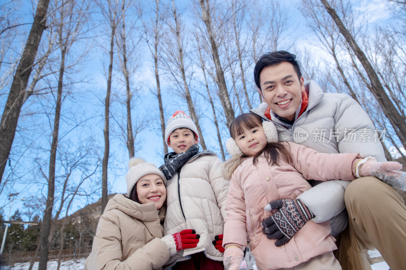 快乐家庭在雪地里玩耍