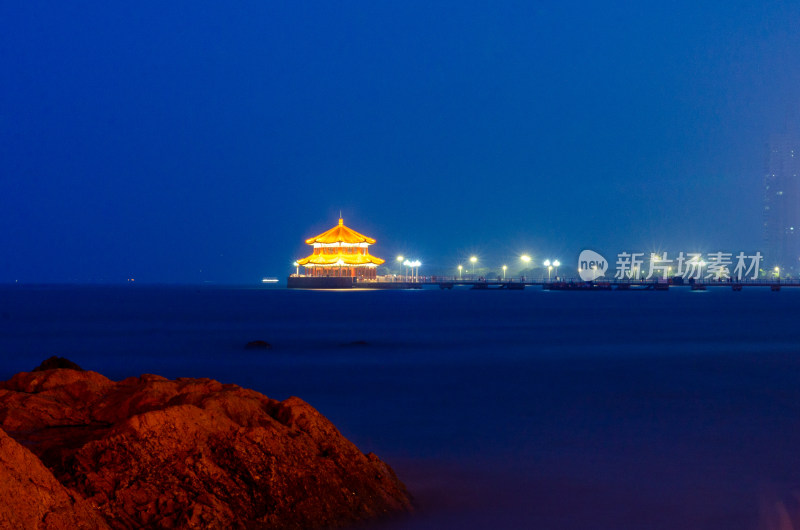 中国青岛栈桥回澜阁夜景