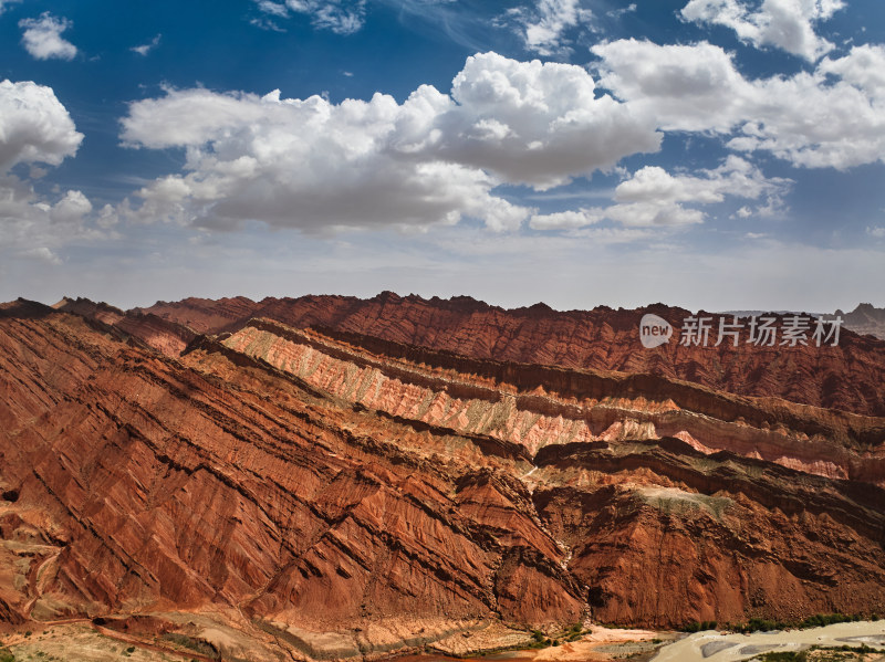 层层叠叠的红色岩层