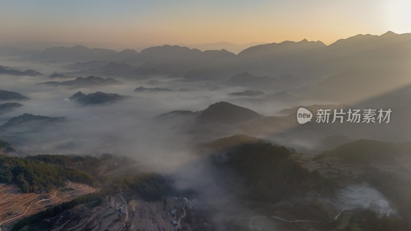 重庆酉阳：雾锁青山村庄靓