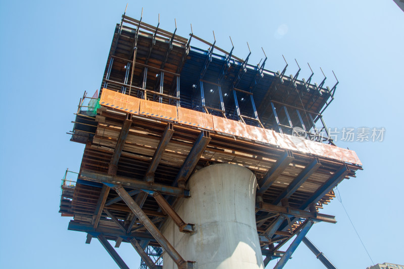 铁路立交桥正在城市中开工建设