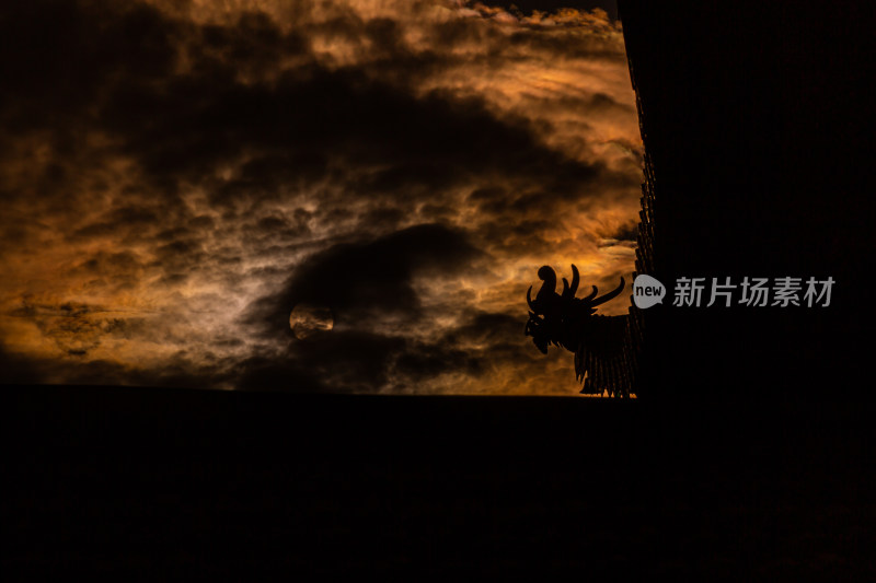 日落天空下的寺院