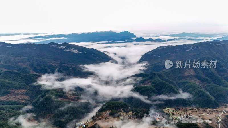 重庆酉阳：雾气中的山村田园