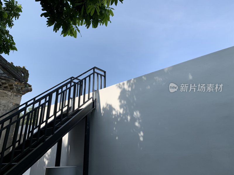 户外白色墙面与黑色楼梯