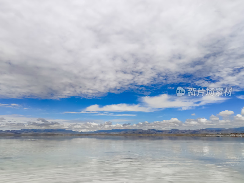 晴朗的夏日，青海茶卡盐湖风景