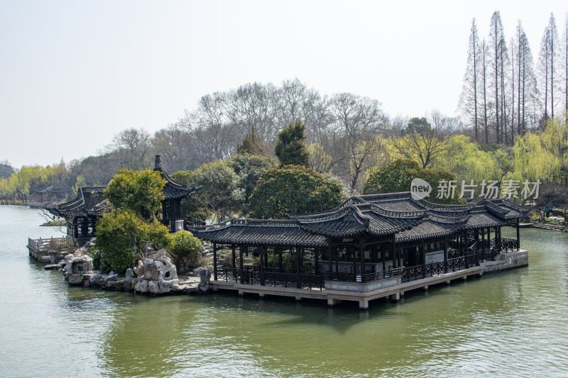 江苏省扬州市瘦西湖水岸边古建筑春日风光