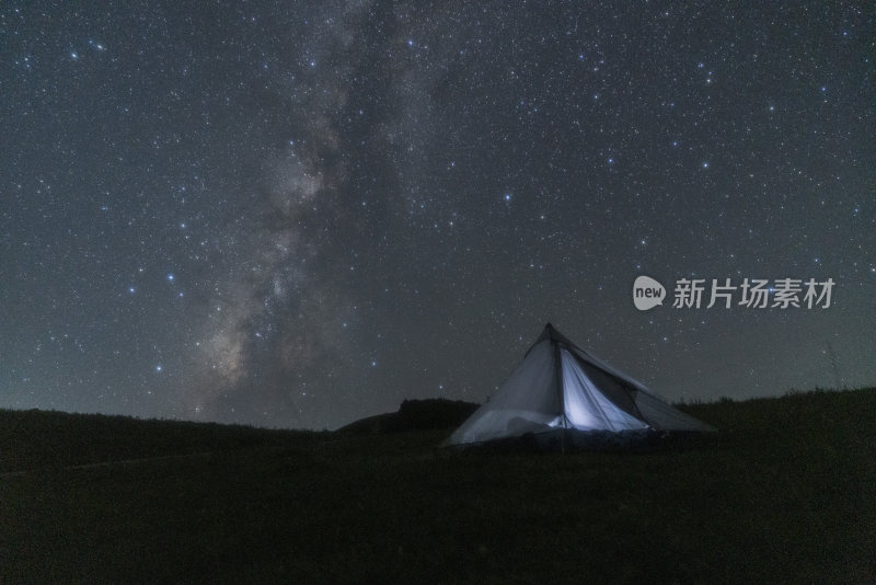 野外帐篷夜景下的璀璨星空