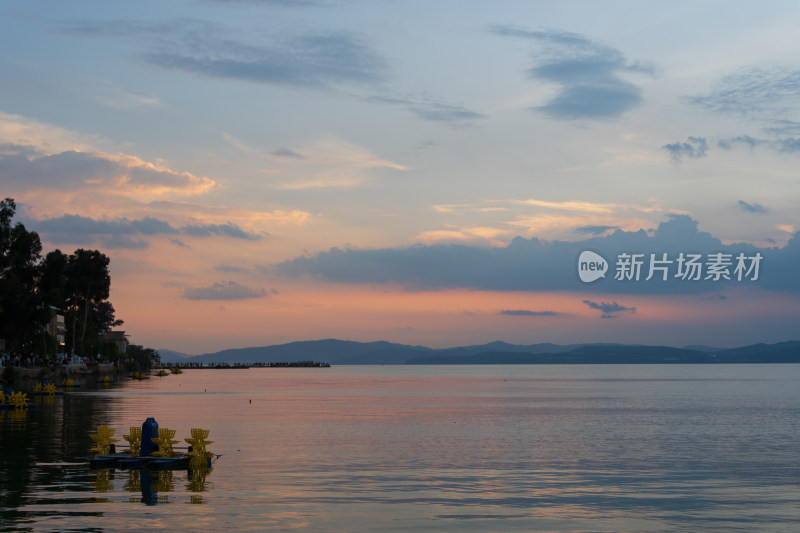 日落时分的宁静滇池湖泊景色