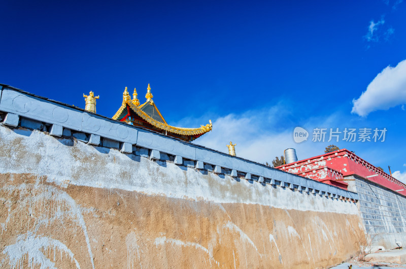 云南迪庆香格里拉山顶百鸡寺古建筑