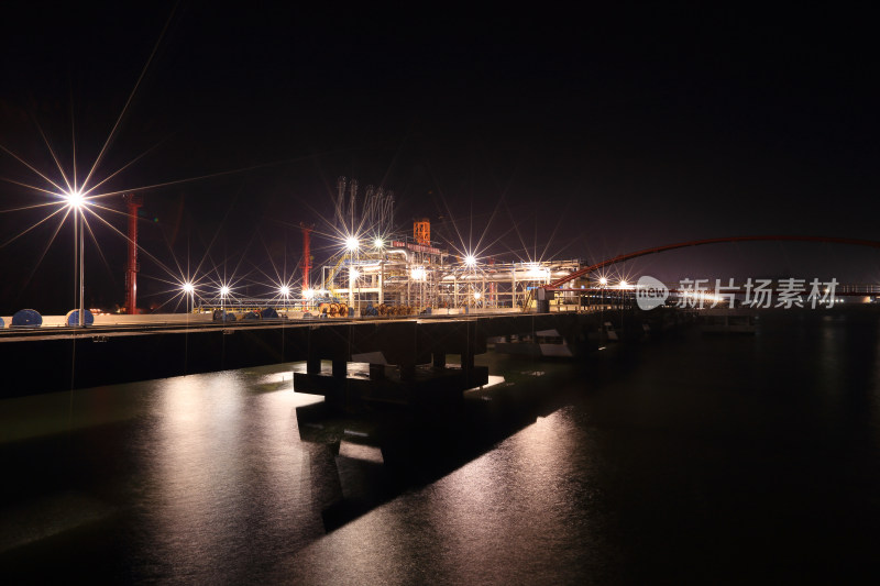 夜幕下的液化天然气LNG接收站码头