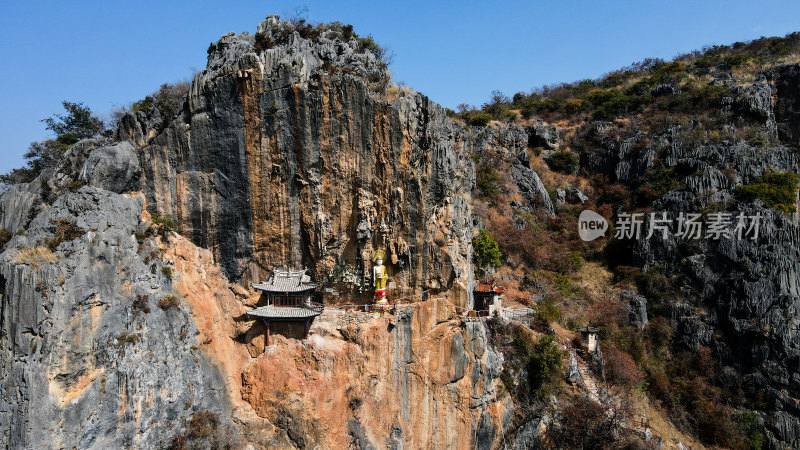 悬崖峭壁上的千年古佛大理宾川观音箐悬空寺