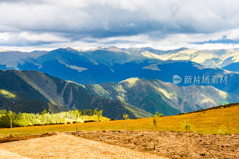 318川藏线川西甘孜高海拔草原雪山自然风光