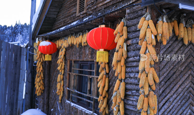 冬天大雪新年挂灯笼村庄