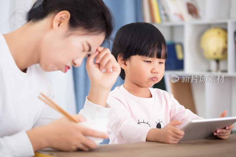 上网上瘾吃饭困难的东方女孩