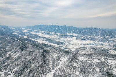 冬天丘陵山川农田美丽乡村雪景航拍图