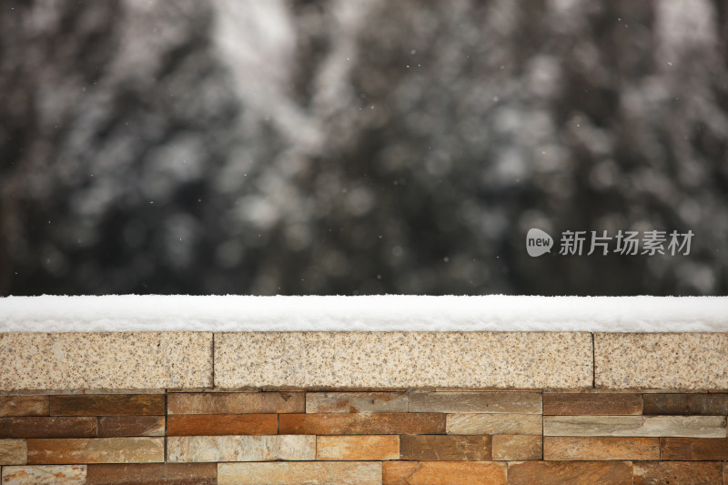 下雪天气墙上的积雪