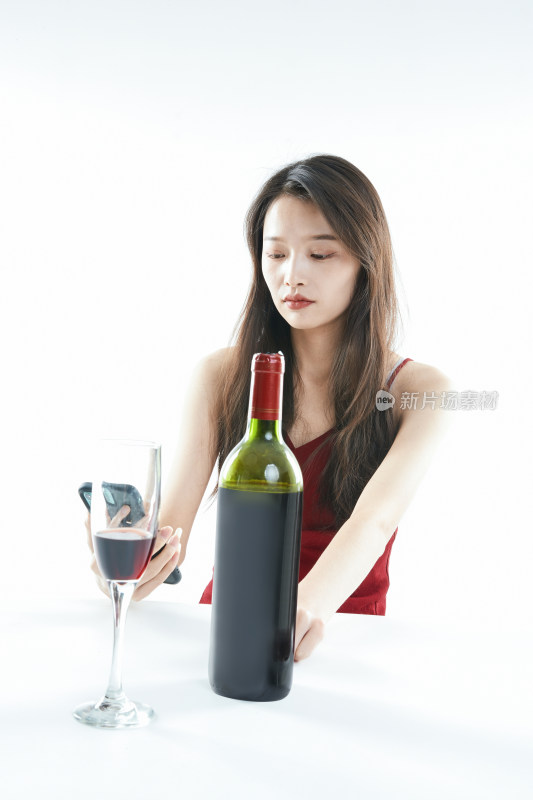 独自品尝红酒的亚洲女性