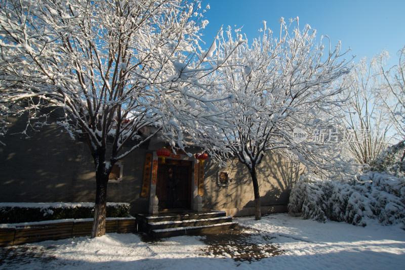 雪后中式建筑与树木景观