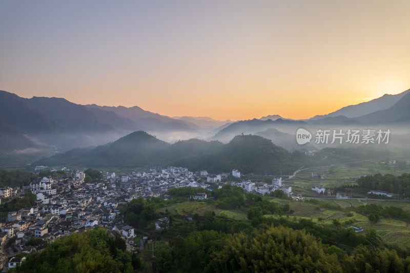 山村晨曦航拍全景