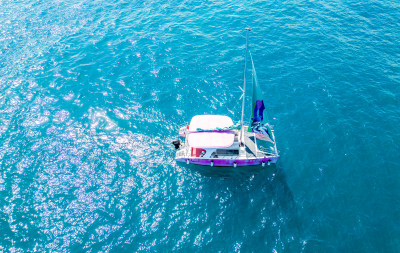 海南三亚高视角航拍大海与行驶的帆船